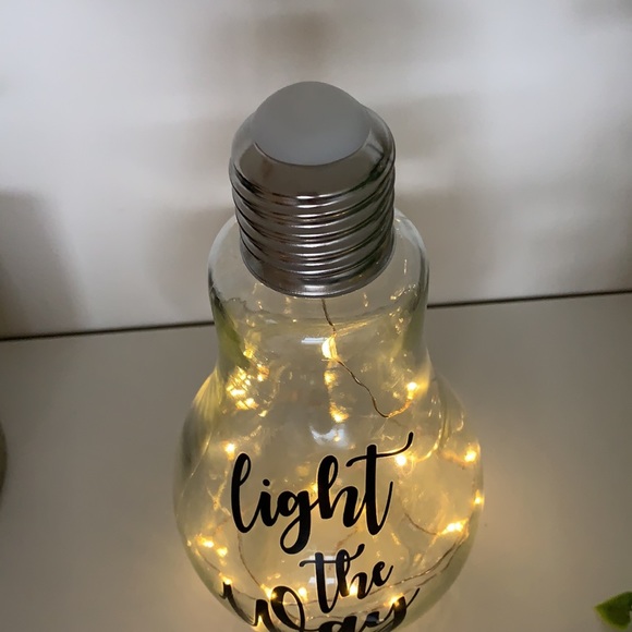 🔮2/$15🔮 Twinkle light lightbulb decor piece - Picture 5 of 6